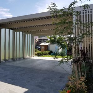 光を纏ったセッパンカーポート