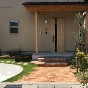 古レンガと植物のあたたかさを感じるアプローチ