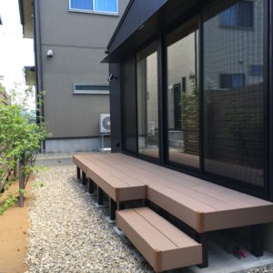 広がり感ある樹脂製デッキとフェンス
