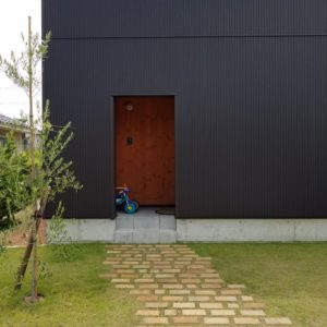 芝生とベストマッチな古レンガのアプローチ