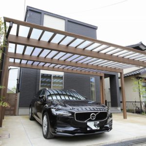 明るく開放的なウッドカラーのカーポート