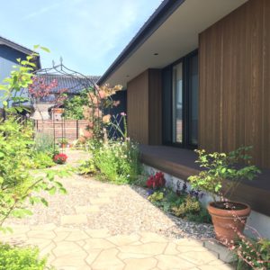 多彩な植物で緑が心地よい庭
