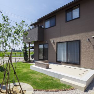夏を楽しむ芝生が美しい庭