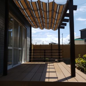 夏の日差しをやわらげるナチュラルライクなテラス屋根
