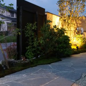 庭園灯を合わせた和モダンの庭
